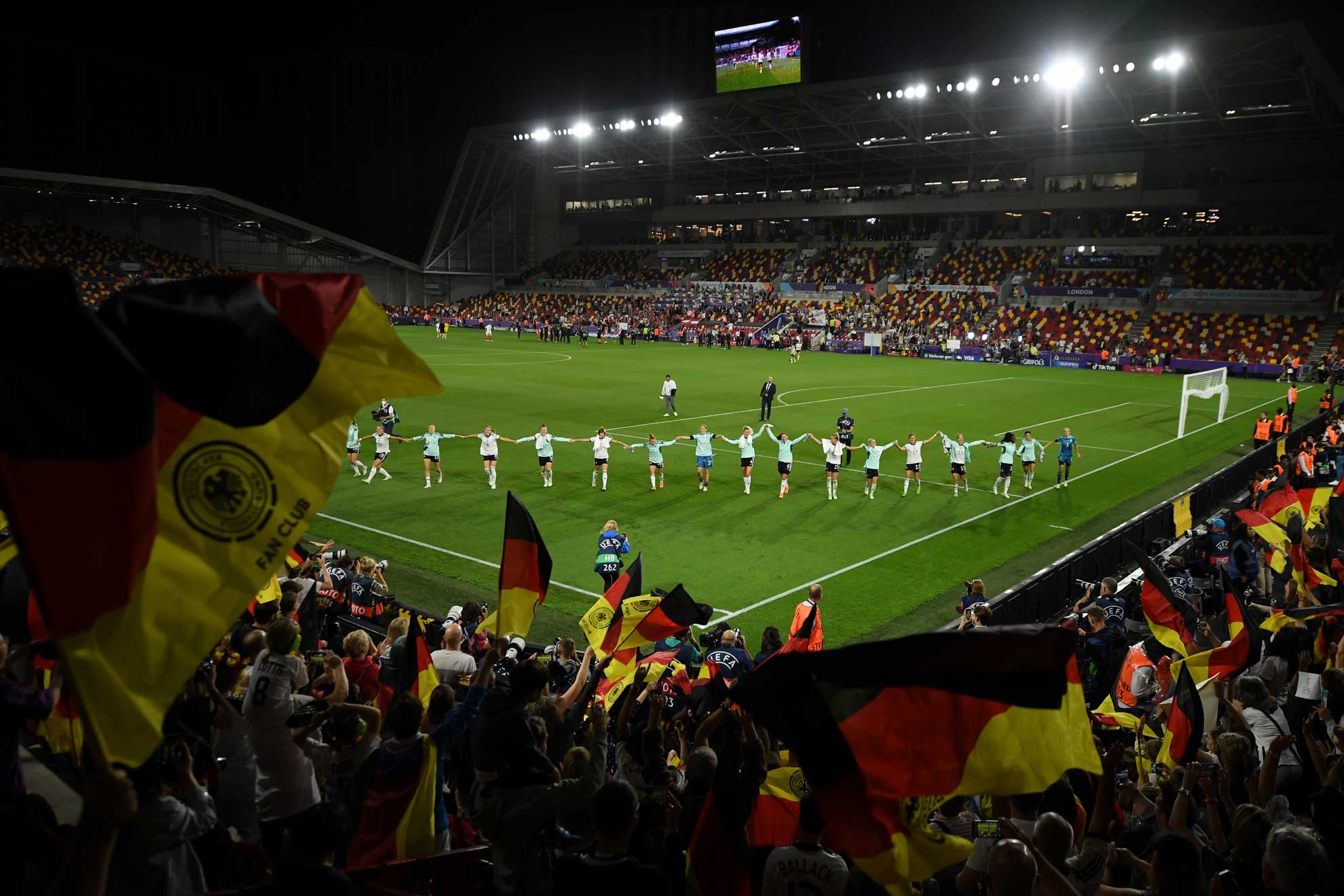 Guia profissional para conquistar o Eurocopa feminino Bandeiras alemãs. D5 + NIKKOR AF-S 24-70 mm f/2.8G ED, 24 mm, f/2.8, 1/1250 seg., ISO 2500, ©Harriet Lander via Getty Images
