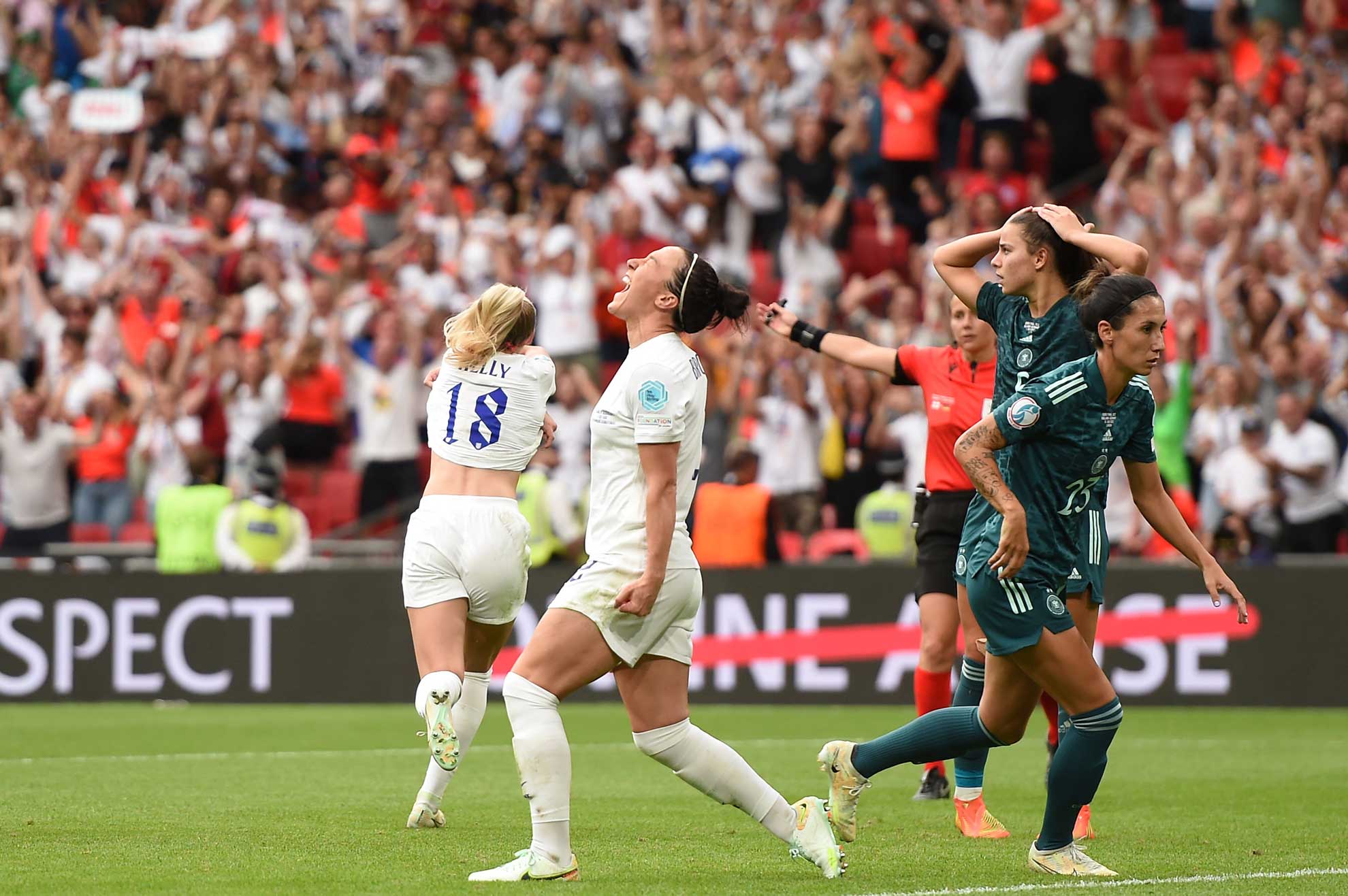 Chloe Kelly y Lucy Bronze. D4S + NIKKOR AF-S 70-200mm f/2.8G ED VR II, 200mm, f/2.8, 1/1250 sec, ISO 800, Harriet Lander via Getty Images