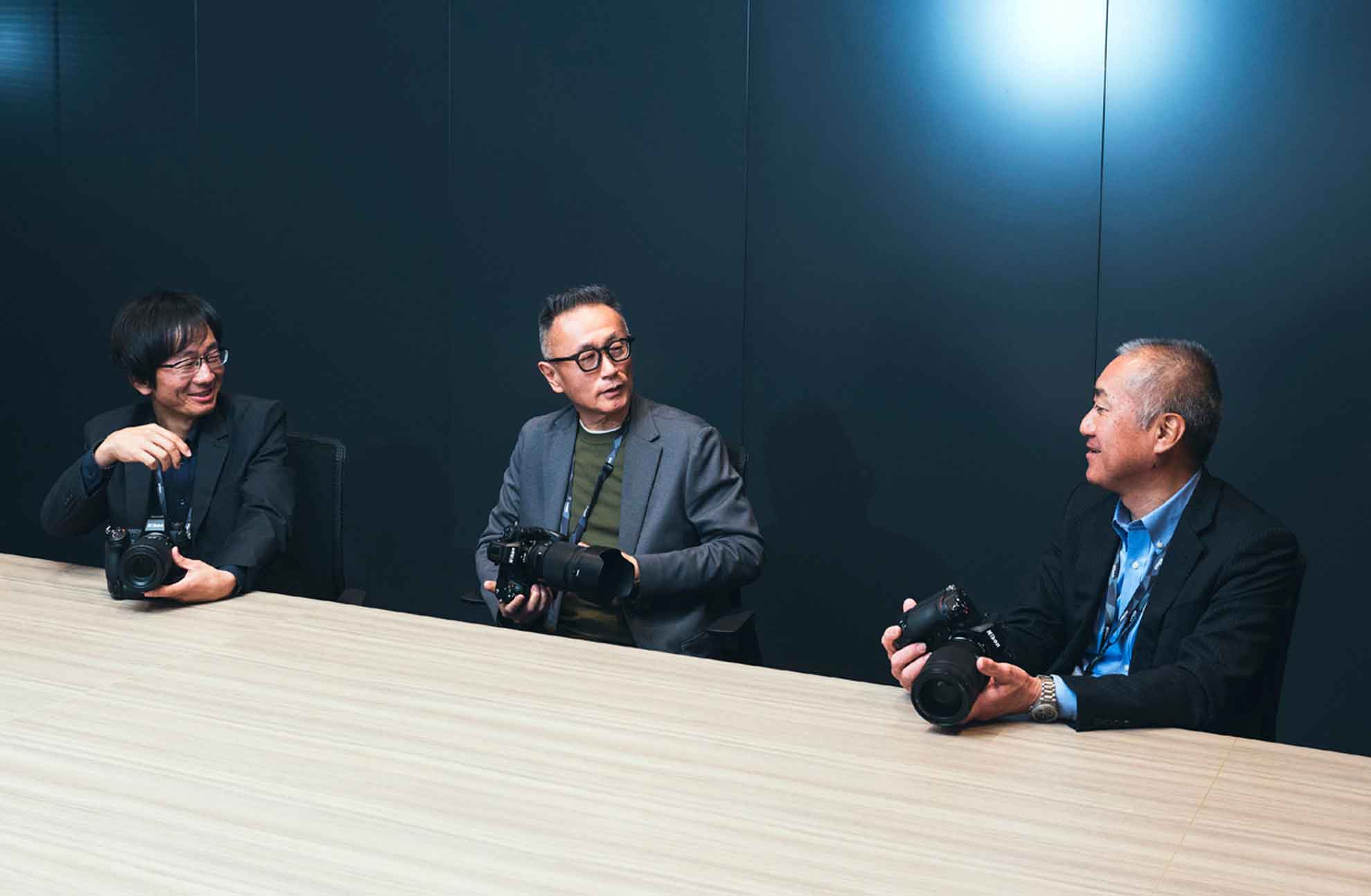 O poder da imagem: uma ponte entre o espaço e a Terra Da esquerda para a direita: Shinichi Furukawa, Masahiko Inoue e Hirobumi Suzuki, de Nikon.