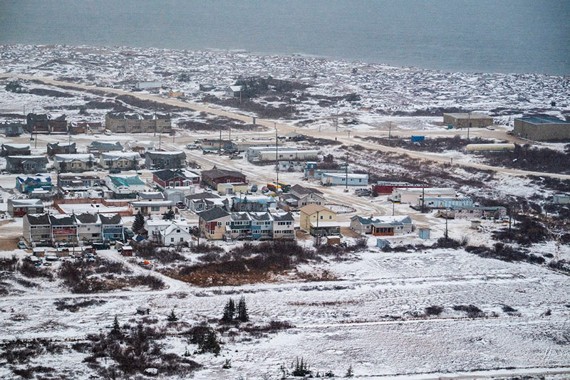 Cenas da aldeia vistas de cima, captadas a 100 mm com a objetiva NIKKOR Z 100-400mm f/4.5-5.6 VR S. Frequentemente, a vista a�rea de helic�pteros proporciona uma sensa��o de imensid�o sem limites. Um alcance um pouco maior pode acrescentar perspetiva. Est