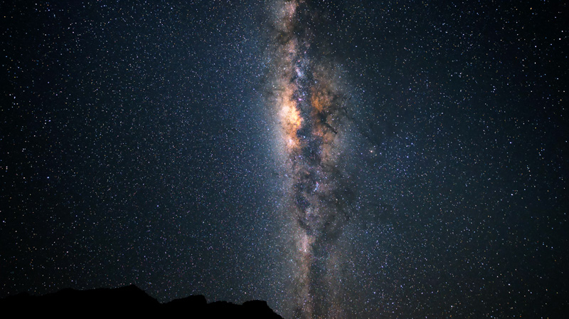 08h30: "Para mim, esta  a parte mais colorida e interessante do ncleo da Via Lctea, juntamente com a regio de Antares, localizada logo abaixo".