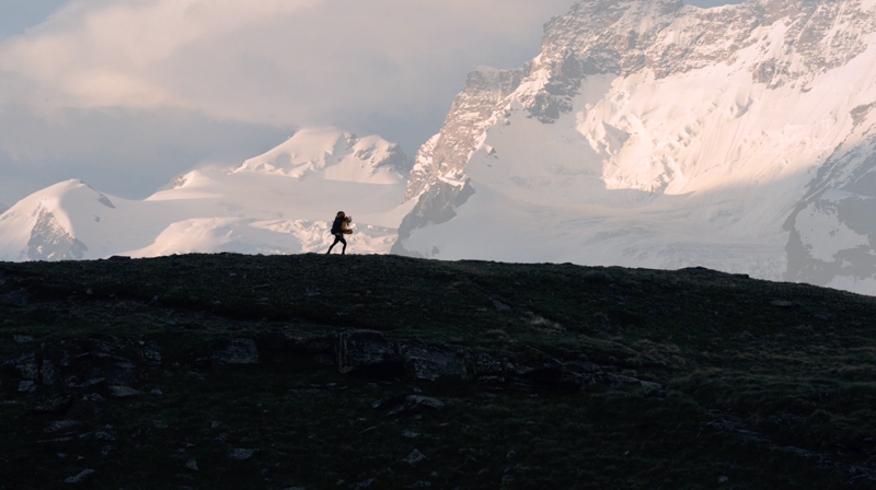 00:56. "Aqui estou eu, de p no enquadramento, para dar uma noo de escala e oferecer ao espectador um tema com o qual se possa identificar".
