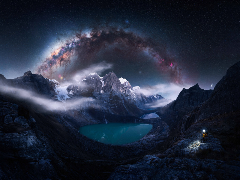 A composio panormica foi criada atravs de 26 imagens. Oito imagens verticais compem a paisagem (Z8, 14 mm, 4 s, f/9, ISO 400), duas imagens do Anjo (Z8, 14 mm, 1/4 s, ISO 250) e 16 imagens verticais da Via Lctea (Z6* Astro-modificada, 20 mm, 127 s).