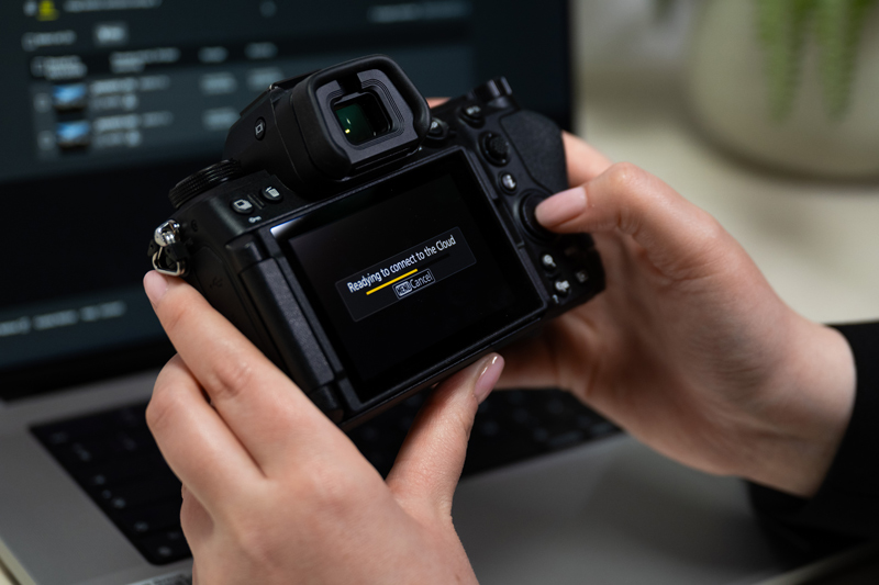 As atualiza��es de firmware s�o autom�ticas quando se liga � Nikon Imaging Cloud.