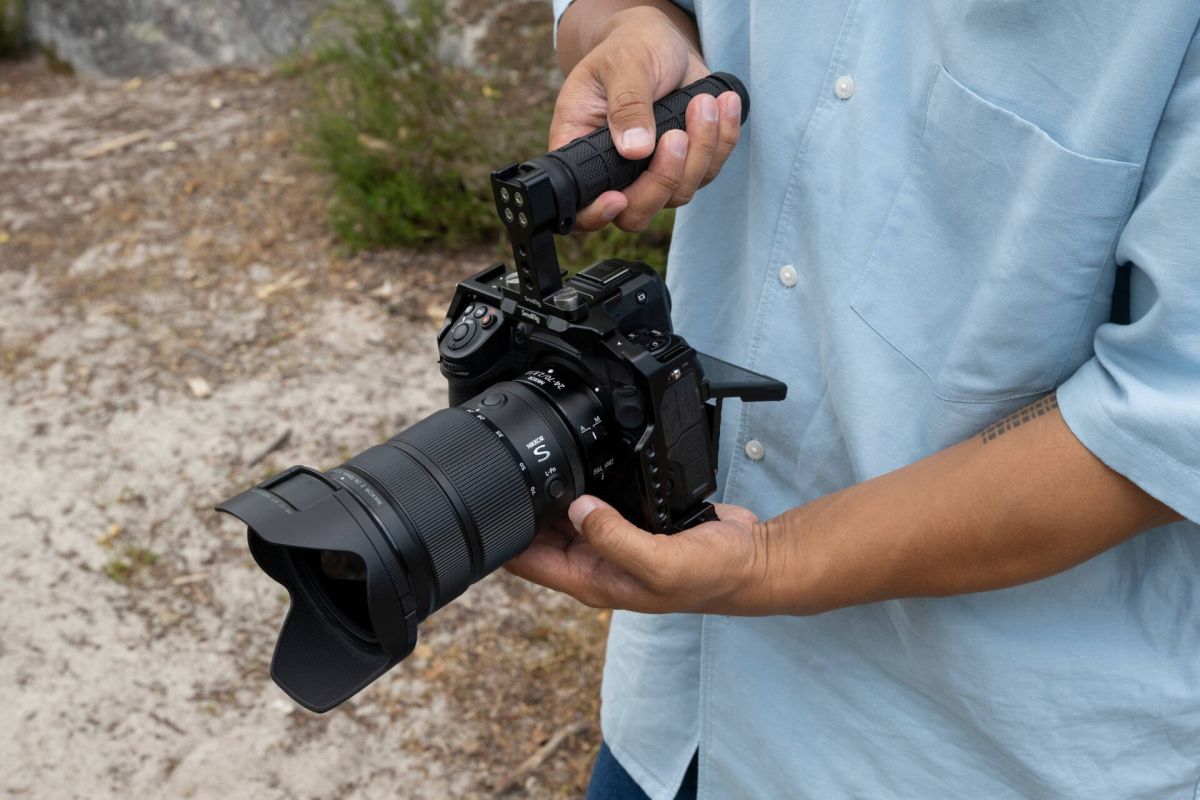 A NIKKOR Z 24-70 mm f/2.8 S II possui um anel de controlo desativ�vel, uma novidade na Nikon, que permite alternar facilmente entre controlos com catraca e um controlo suave e cont�nuo para v�deo.