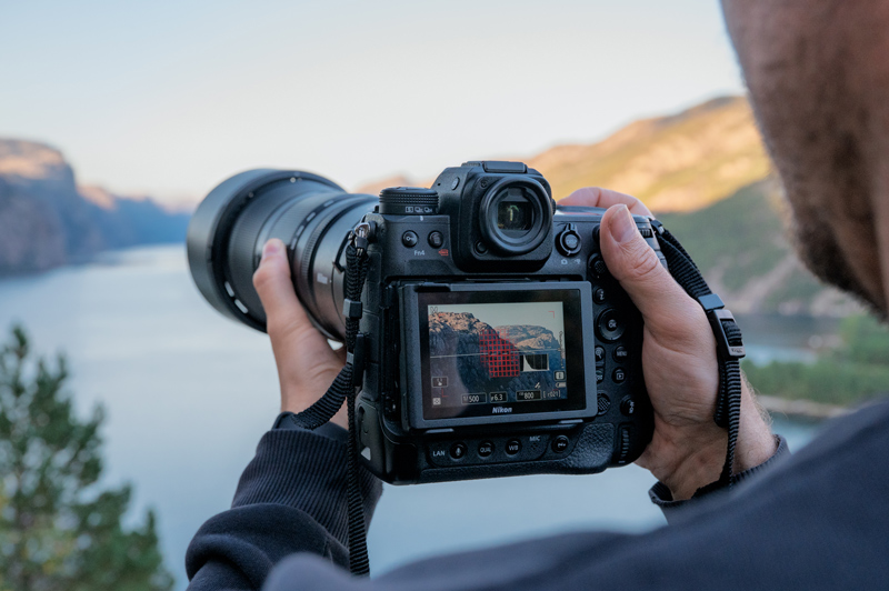 "Uma das minhas coisas favoritas para fotografar s�o camadas, como colinas, montanhas ou algo semelhante, e isso � geralmente muito mais f�cil se estiver num lugar alto ou ao mesmo n�vel do objeto." �Cecilia Erikdsd�ttir Pedersen