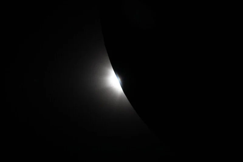 Captada pela sonda Orion perto do fim da passagem da Artemis II pela Lua, a 6 de abril, esta imagem mostra o Sol a come�ar a aparecer por detr�s da Lua � medida que o eclipse passa da totalidade.
