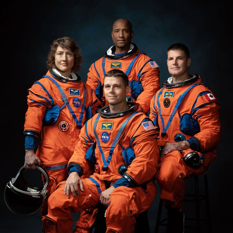 A tripula��o da miss�o Artemis II da NASA (da esquerda para a direita): os astronautas da NASA Christina Hammock Koch, Reid Wiseman (sentado), Victor Glover e o astronauta da Ag�ncia Espacial Canadiana Jeremy Hansen.
