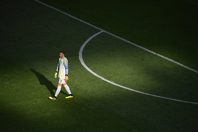 Um abatido Manuel Neuer depois de a Alemanha, ent�o campe�, ter sofrido uma surpreendente derrota frente � Coreia do Sul em 2018, selando a sua primeira elimina��o na fase de grupos desde 1938. Nikon D5 + AF-S NIKKOR 180-400mm f/4 TC1.4 FL ED, 460mm, 1/80