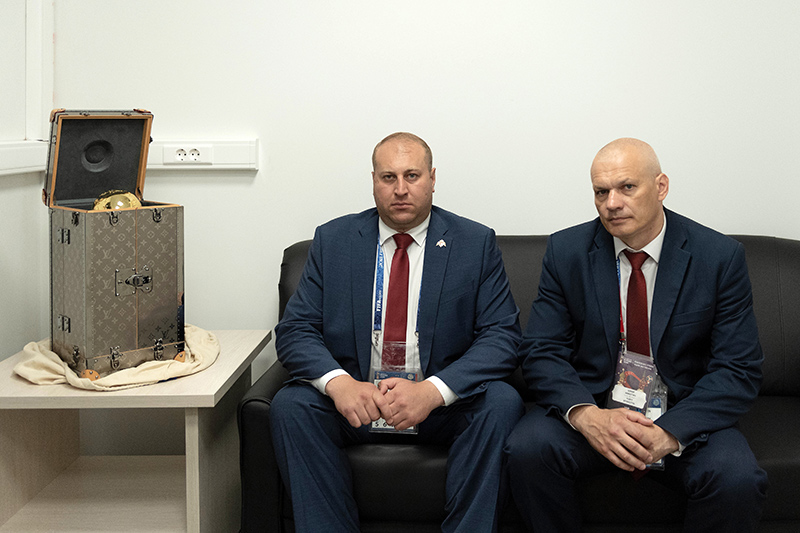 Antes da final de 2018 em Moscovo, o trof�u estava parcialmente escondido na sua vitrina, sob a guarda de seguran�as. Nikon D5 + AF-S NIKKOR 24-70mm f2.8E ED VR, 36mm, 1/800, f/2.8, ISO 3200 �Foto de David Ramos � FIFA/FIFA via Getty Images