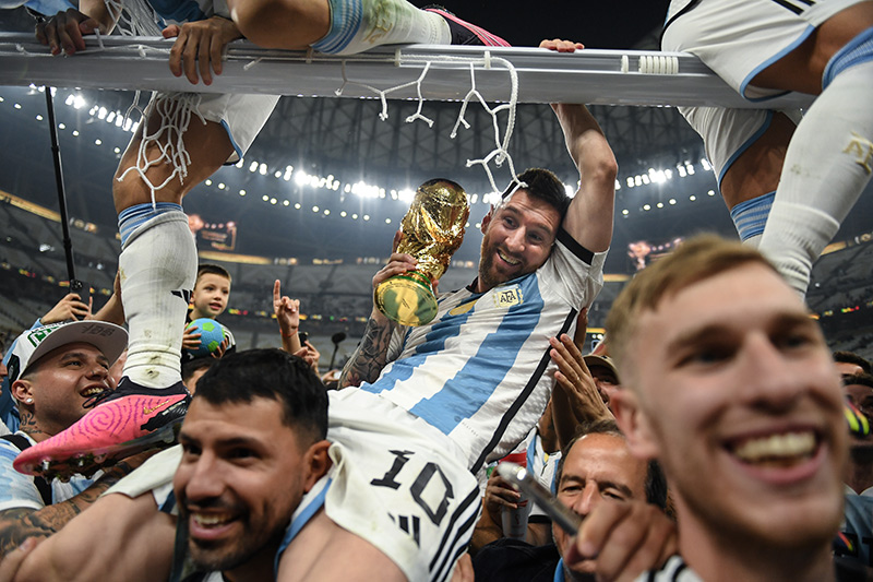 Lionel Messi festeja ap�s a dram�tica vit�ria da Argentina sobre a Fran�a na final do Mundial de 2022, no Qatar. Nikon D5 + AF-S NIKKOR 24-70mm f/2.8E ED VR, 24mm, 1/3200, f/2.8, ISO 2000 �Foto de David Ramos � FIFA/FIFA via Getty Images