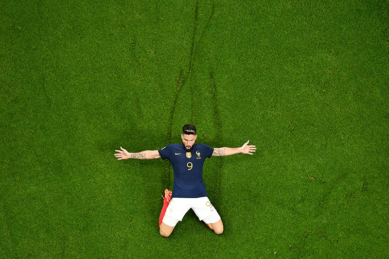 Olivier Giroud festeja ap�s marcar o primeiro golo da Fran�a frente � Pol�nia no Qatar 2022, em partida v�lida pelos oitavos de final. Nikon D6 + AF-S NIKKOR 180-400mm f/4E TC1.4 FL ED VR, 290mm, 1/1600 seg, f/4, ISO 3200 �Foto de David Ramos � FIFA/FIFA 