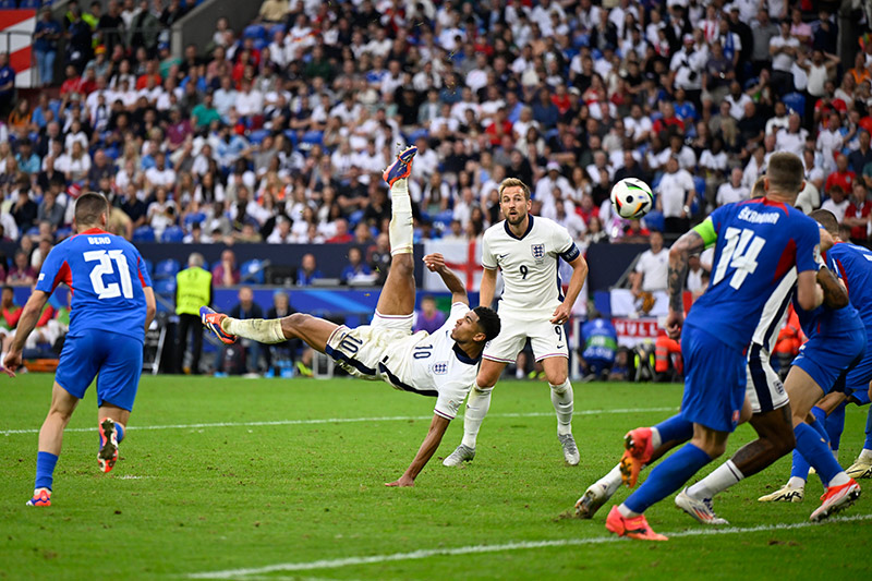 O espetacular golo de bicicleta de Jude Bellingham salvou a Inglaterra da elimina��o contra a Eslov�quia nos oitavos-de-final do Campeonato da Europa de 2024. Nikon Z9 + NIKKOR Z 70-200mm f/2.8 VR S, 195mm, 1/1150 seg, f/2.8