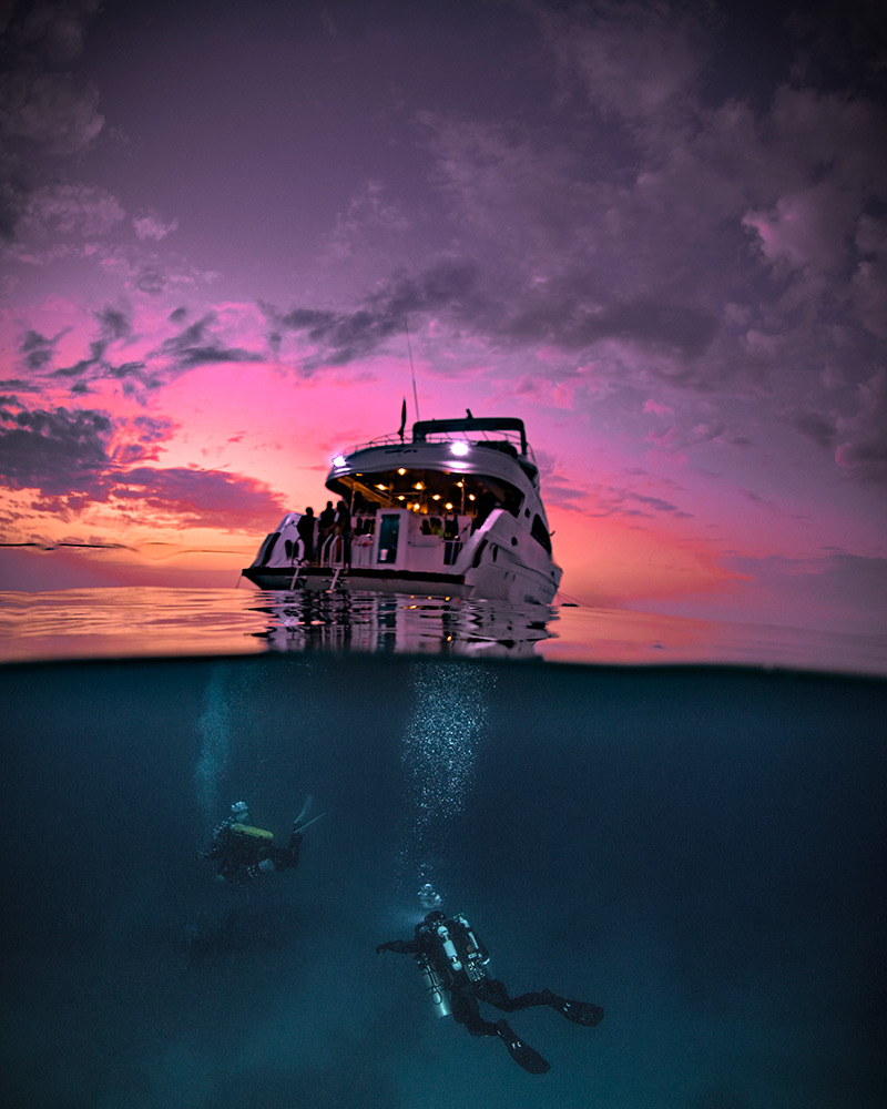 P�r do sol com mergulhadores no Parque Nacional de Ras Mohammed, Egito. D850 + NIKKOR AF-S Fisheye 8-15mm f/3.5-4.5E ED, 12mm, f/5.6, 1/60 seg, ISO 200.