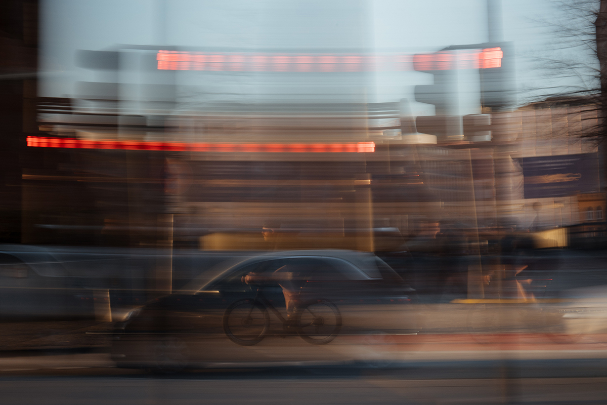 A utiliza��o de uma exposi��o longa com objetos em movimento durante a hora azul pode criar efeitos interessantes. Nikon Z50II + NIKKOR Z DX 16-50mm f/2.8 VR, 50mm, 1/4 seg, f/22, ISO 100 �Antonia Thomsen