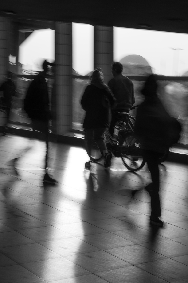 � medida que a luz come�ou a diminuir, Antonia adotou uma velocidade do obturador lenta para captar o movimento e acrescentou ainda mais interesse ao manter uma figura est�tica congelada no tempo. | Nikon Z50II + NIKKOR Z DX MC 35mm f/1.7